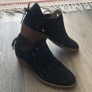 Musse & Cloud Black Booties Size 5
